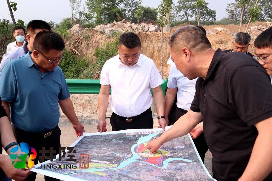 张亚松一行先后来到平赞高速井陉连接线岩峰大桥建设工地,南绕城高速