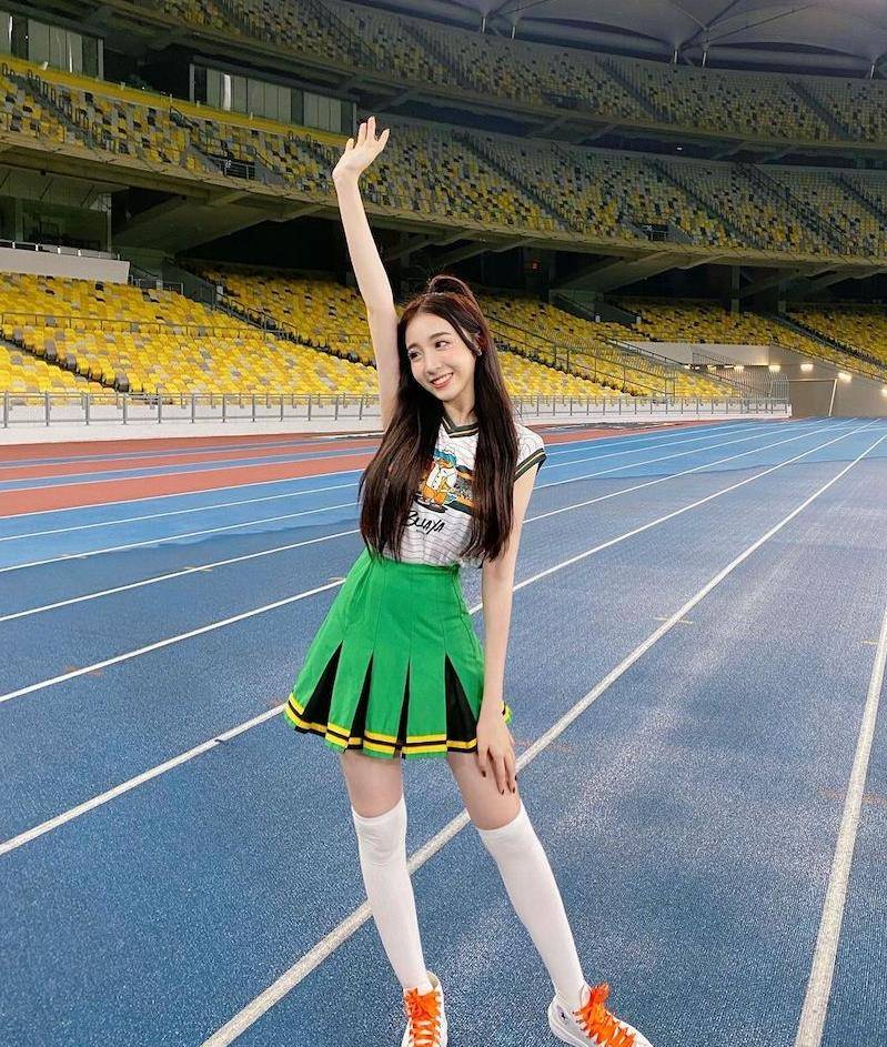 「cherry」的身材比例很佳,而且造型百变,发型和服装几乎不太重复,有