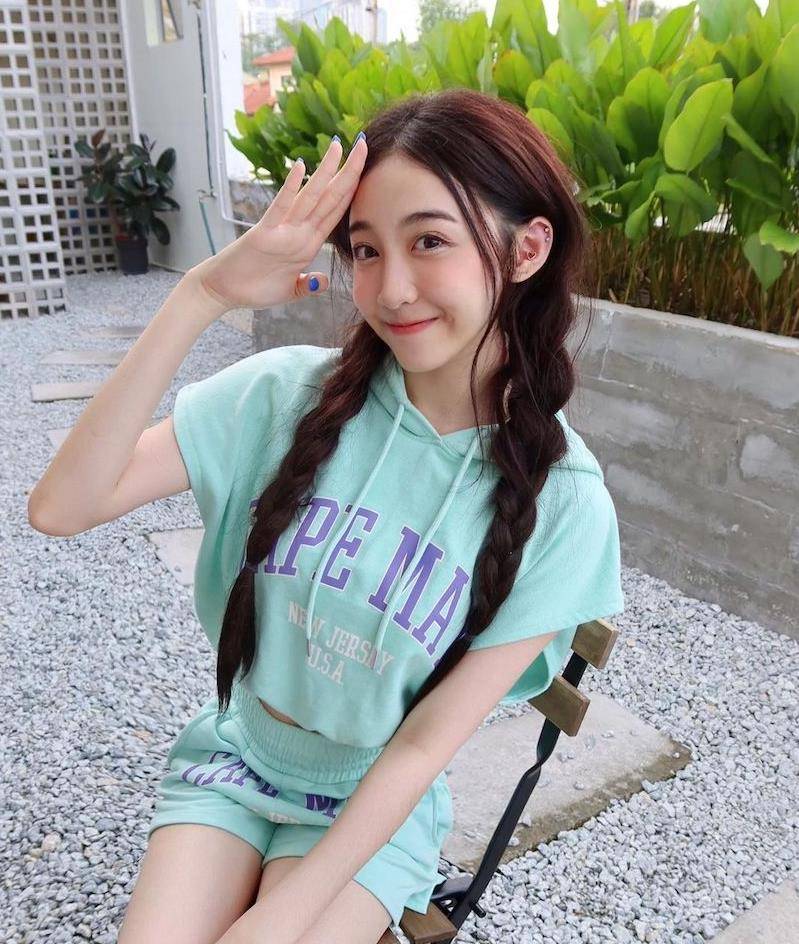 「cherry」的身材比例很佳,而且造型百变,发型和服装几乎不太重复,有