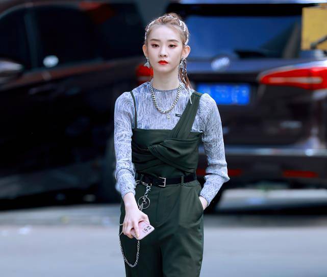 可是作为女团成员之后,张艺凡也决心要改变一下自己,染了头发后,还