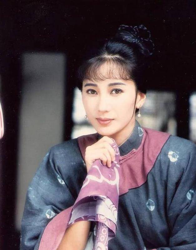 59岁苏明明,因戏生情当红时嫁给导演,如今息影多年家庭幸福