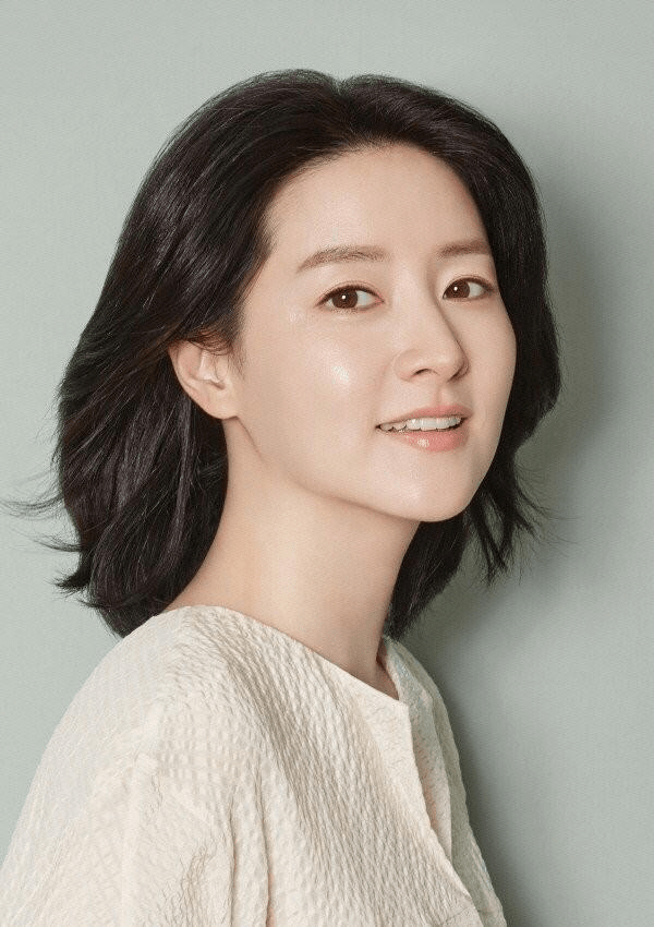 李英爱携爱女拍写真,10岁承彬气质好身高到妈妈肩膀