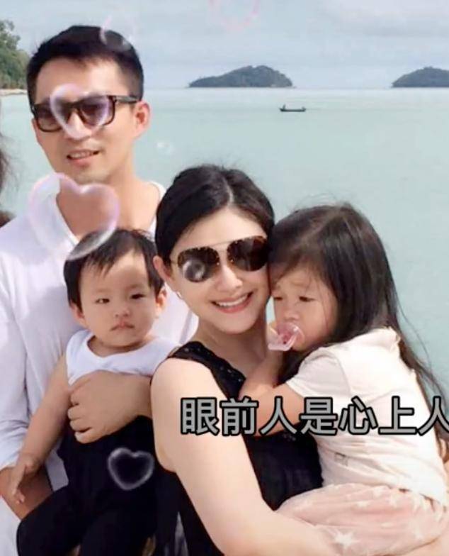 44岁大s近照美回巅峰期!穿背心清纯像少女,女儿呆萌颜值超高!