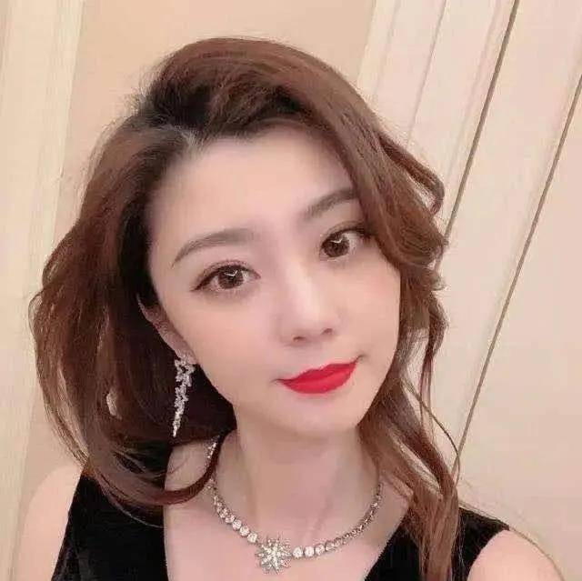 原创被误认是沈涛妻子的王牌女郎费费,可不仅仅是酱油助理这么简单