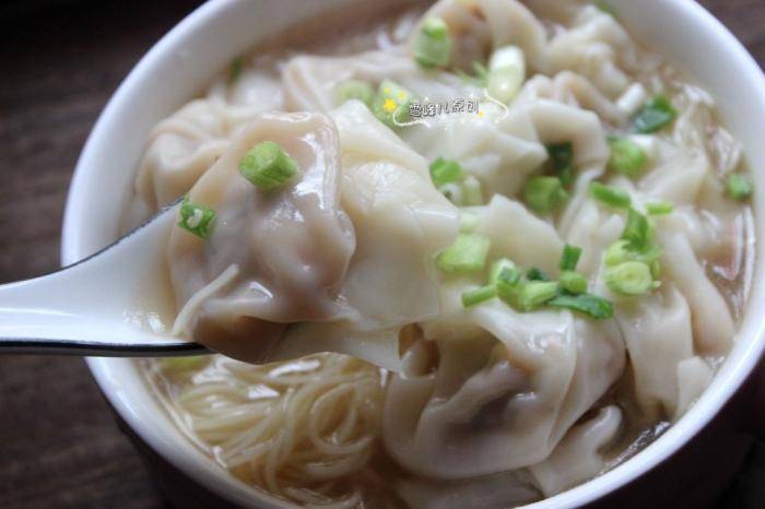 早餐不用发愁,不发面不揉面,往锅里一扔,比饺子都好吃,特鲜香_馄饨