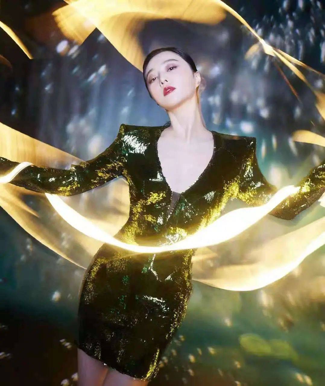 前段时间,网络上流传出一组范冰冰带着父亲应酬的图片.