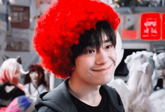 易烊千玺两部电影都剃了光头网友调侃粉丝不剃头当不了女朋友