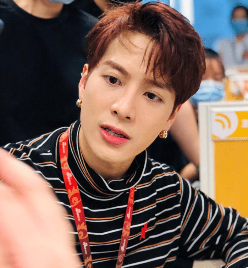 王嘉尔活动生图曝光,离开美颜和精修,直怼脸照片的颜值真实了_五官