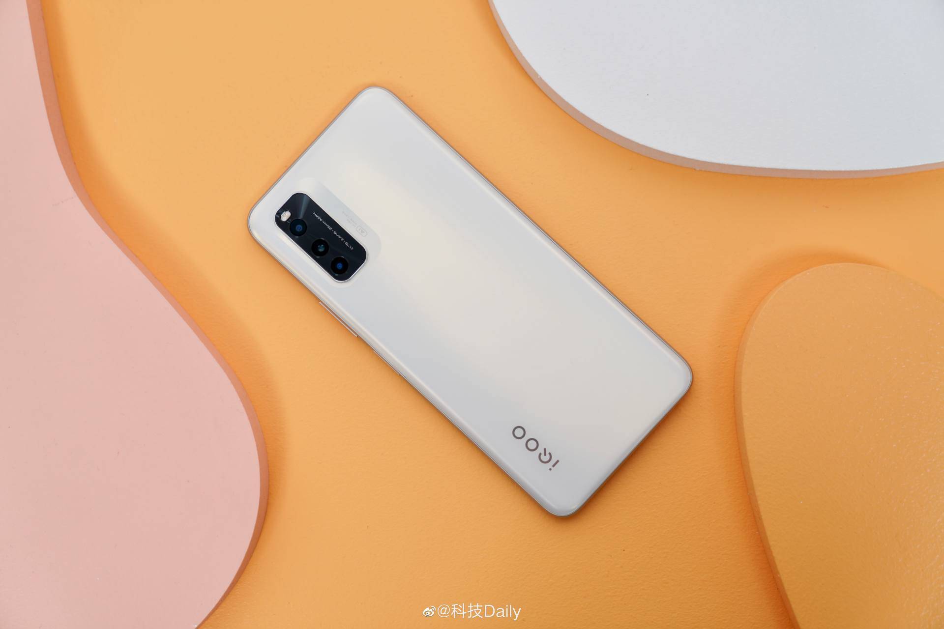 值得一提的是,iqoo neo5活力版的外观也是相当不错的,其正面采用了右