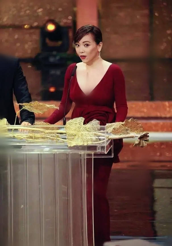 "翁美玲接班人"邓萃雯好美 穿酒红礼服走性感风 曾和万梓良拍拖_红色