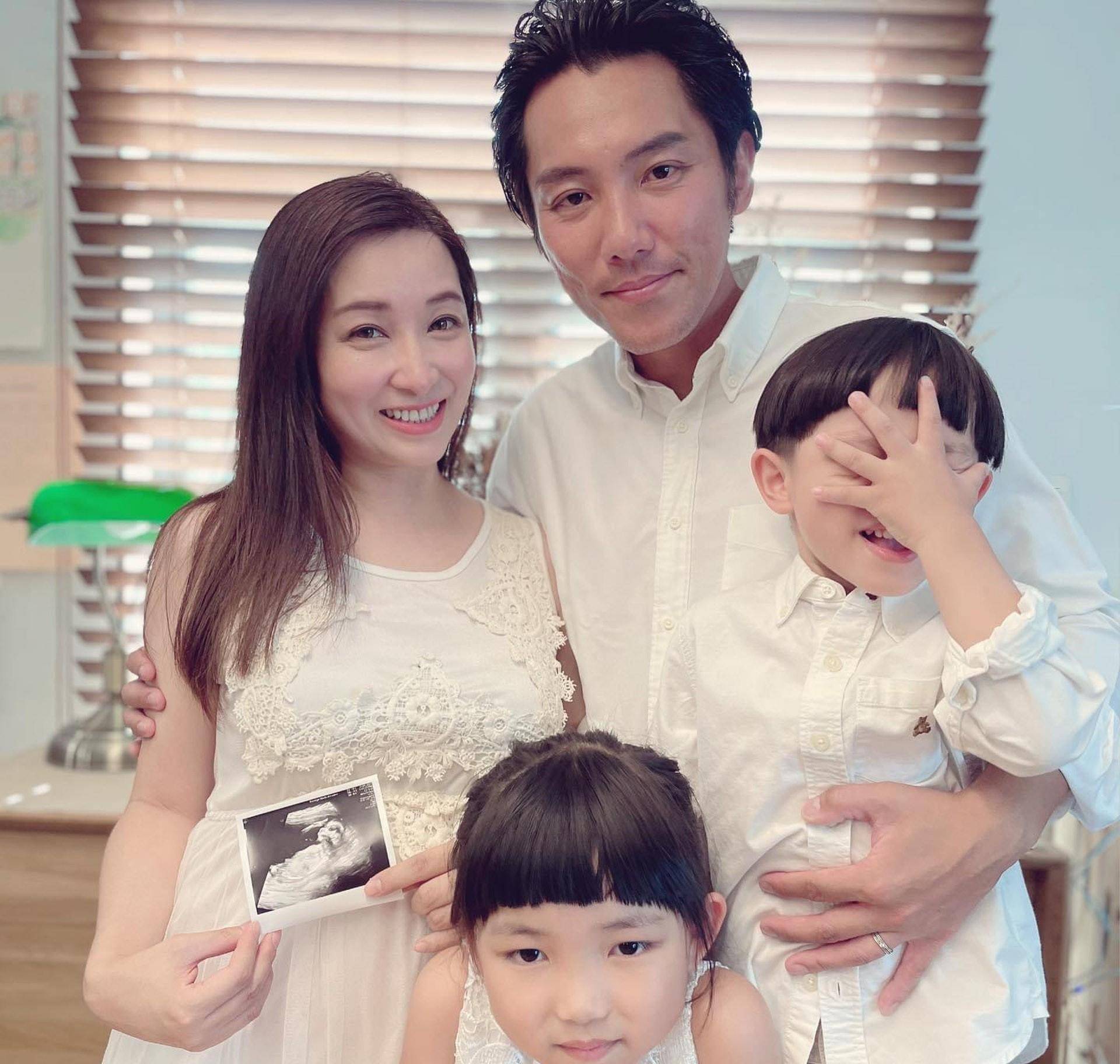 恭喜!刘德华干儿子张颖康官宣三胎喜讯,甜晒"一家五口"合照