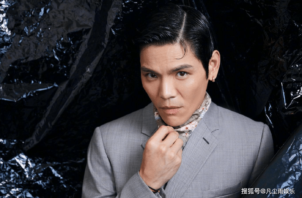 这一年外国求学归来的向佐,也在父母的安排下出演了人生中的第一部电影