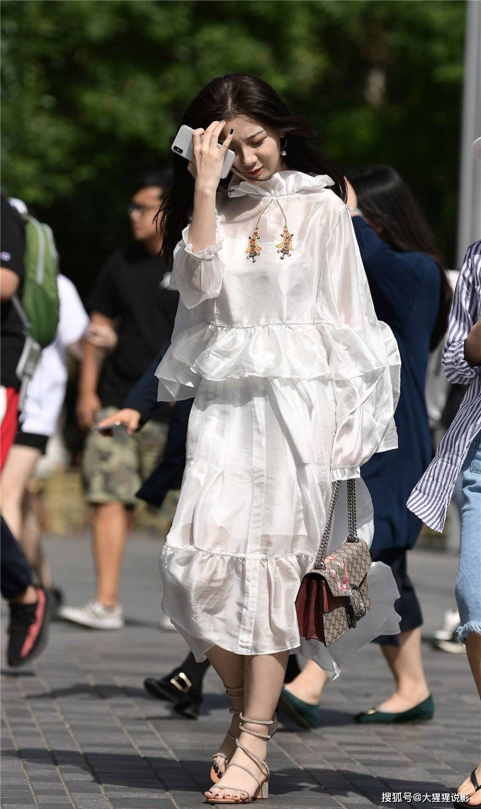 街拍:高颜值"小仙女"飘飘的白色连衣长裙套装,透气清爽又防晒_裙子