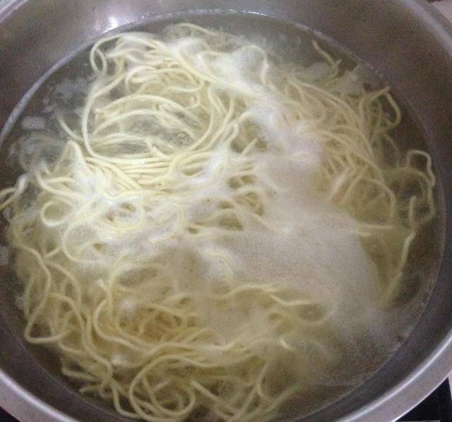 原创1个黄瓜1把面,夏天面条凉拌最好吃,两三天做一次,比吃肉还香