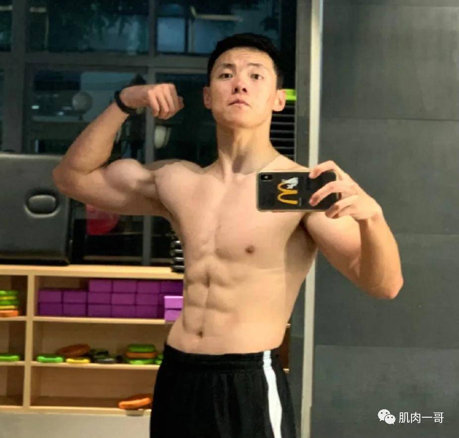 24岁筋肉小钢炮穿紧身衣爆红 网友直呼我可以 小哥