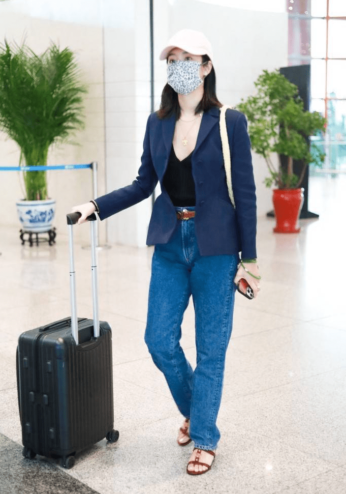 1/ 12 杨采钰现身北京机场,藏青色西装 黑色v领针织衫 牛仔裤,复古