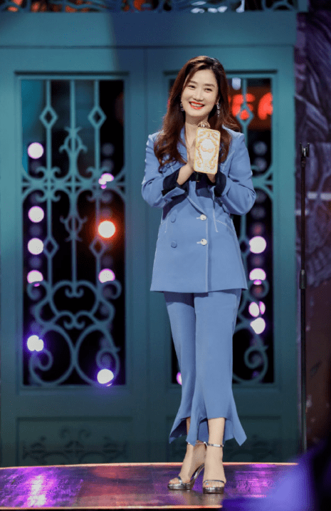 凤凰传奇玲花真洋气衬衫配半身裙干练知性只扣两个扣子太抢镜