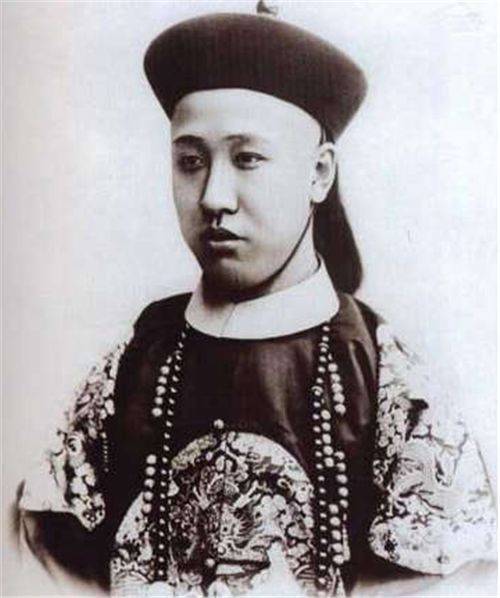 溥仪的父亲摄政王载沣早已经历尽大起大落,不希望子女和后代再涉足