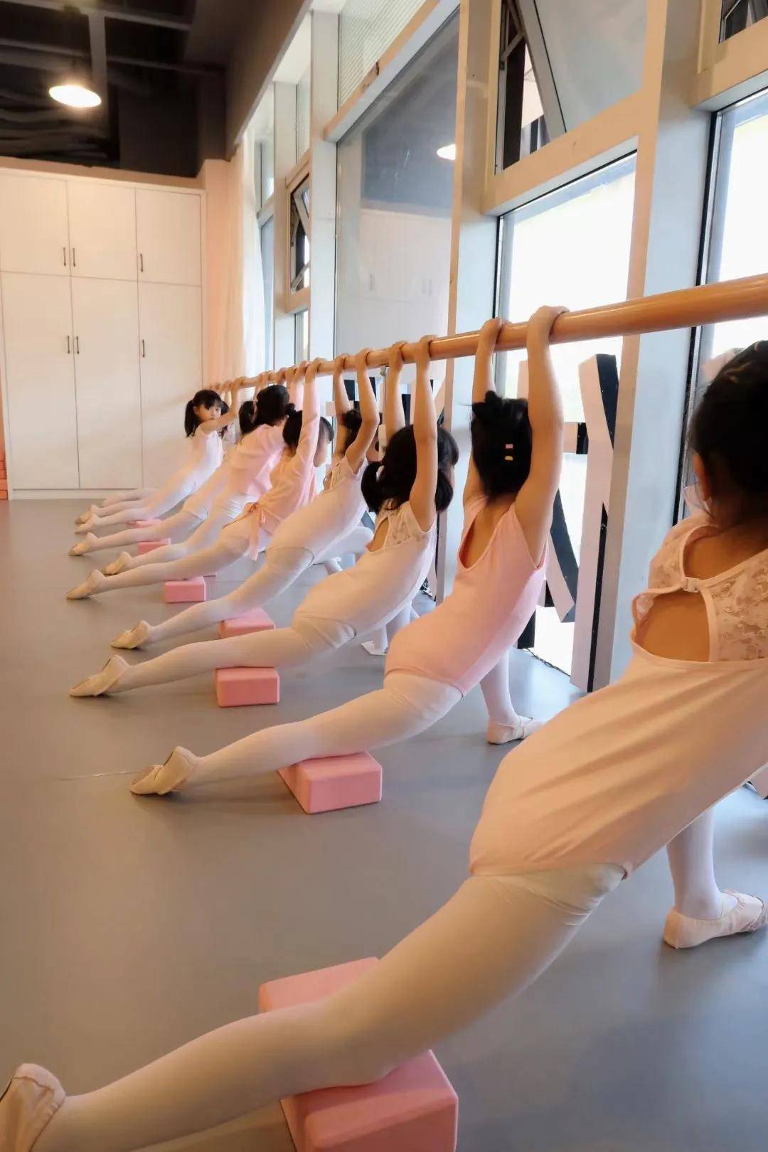 "在朵拉新秀完全不用纠结这个问题因为选择一门中国舞就包含了芭蕾启