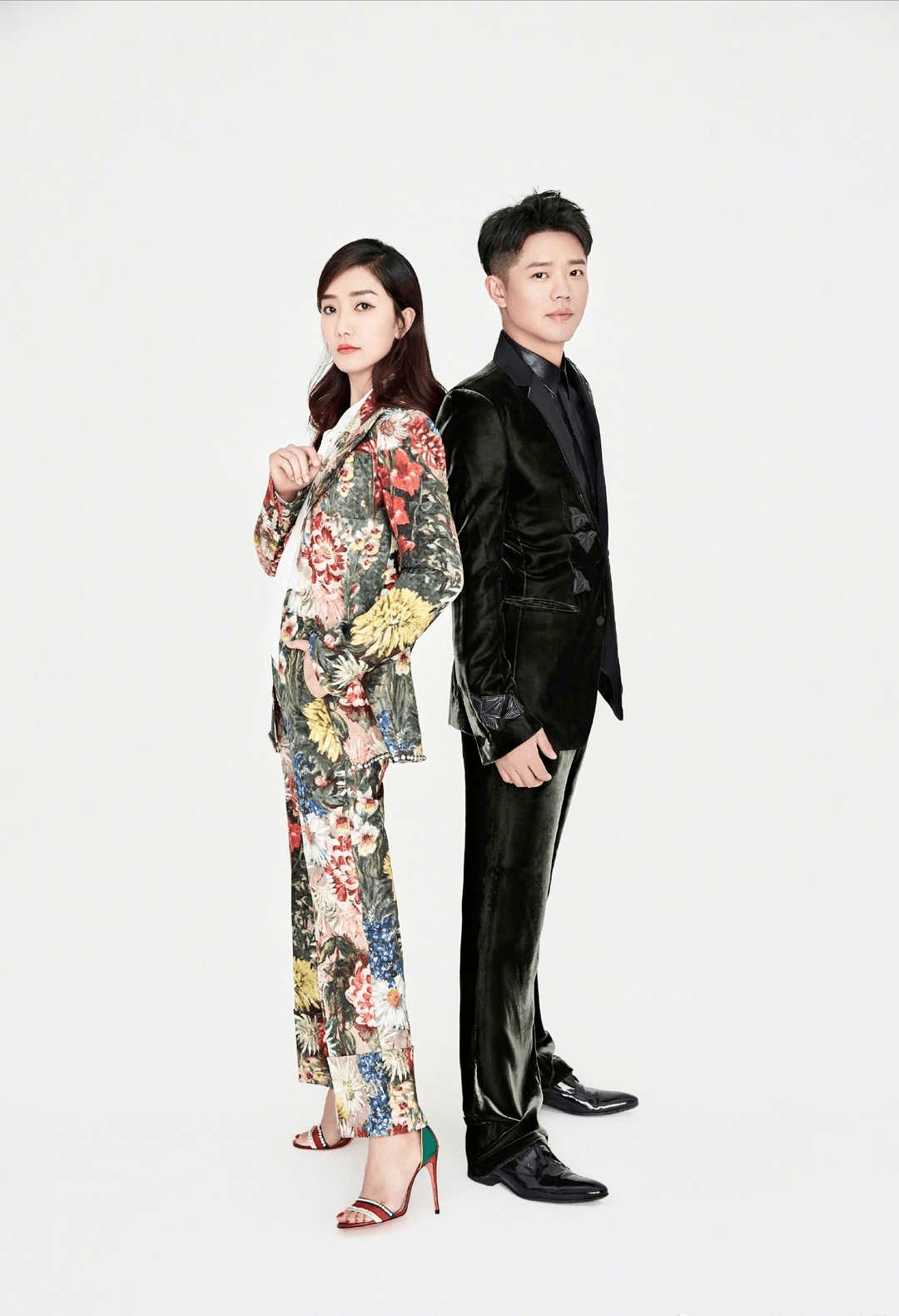 凤凰传奇玲花真洋气衬衫配半身裙干练知性只扣两个扣子太抢镜