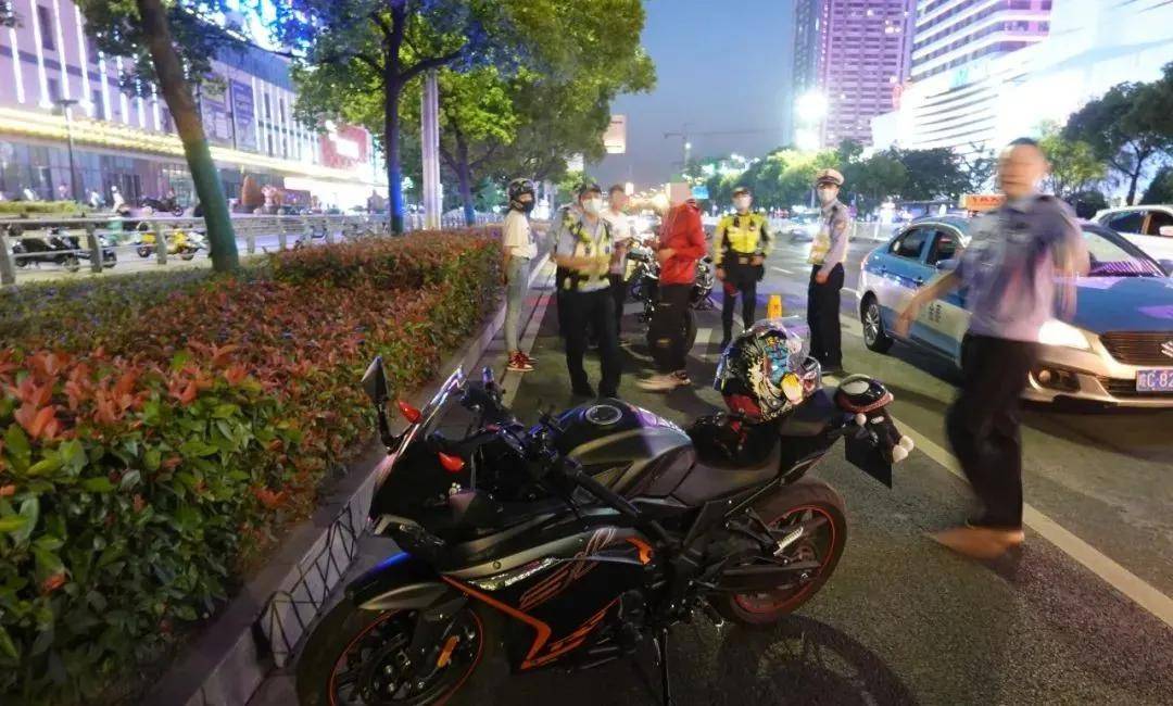 深夜飆車噪音擾民蚌埠交警整治炸街車