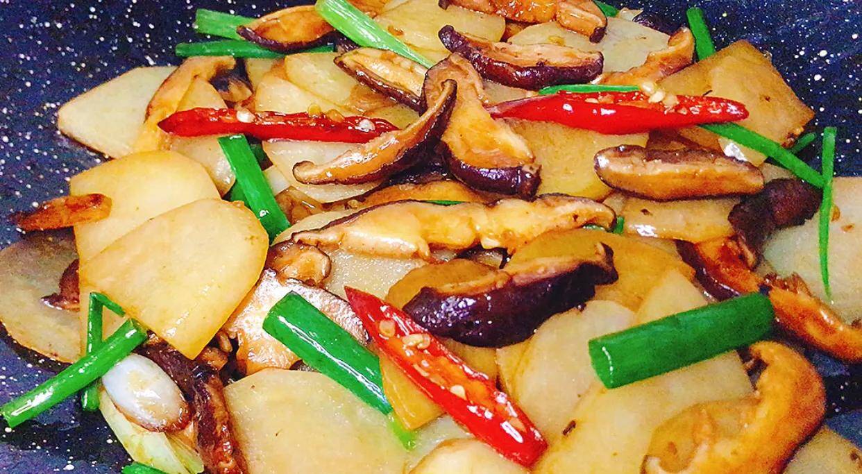 香菇土豆片这样做家人连吃两碗饭,做法简单出锅鲜香浓郁,太香了