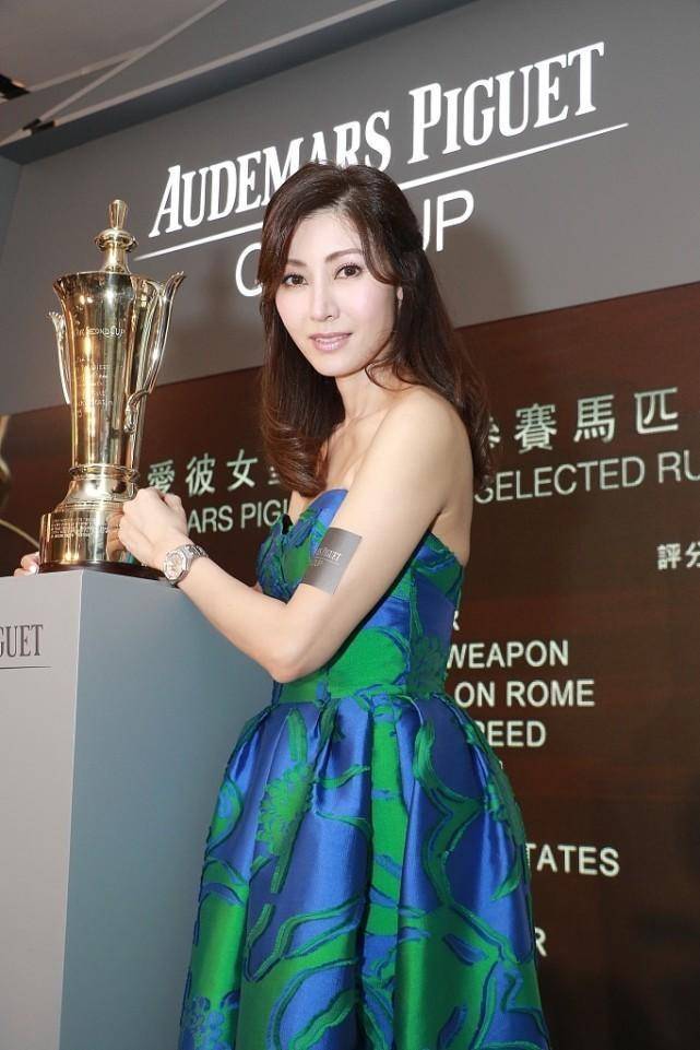 原创李嘉欣原装五官就是美穿抹胸连衣裙性感妩媚51岁仍惊艳