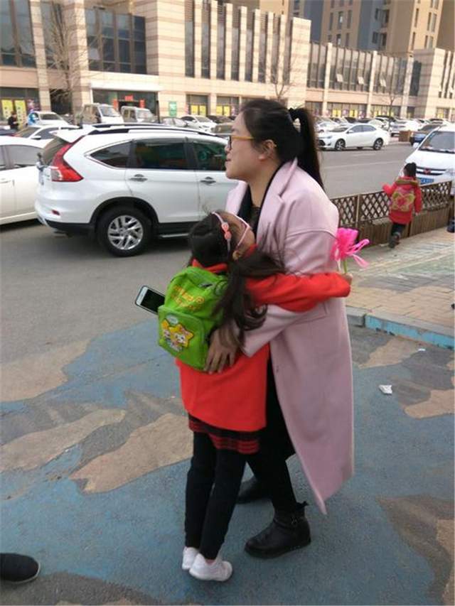 孩子放学后,家长"早去接"和"晚去接"有啥区别?家长要早知道