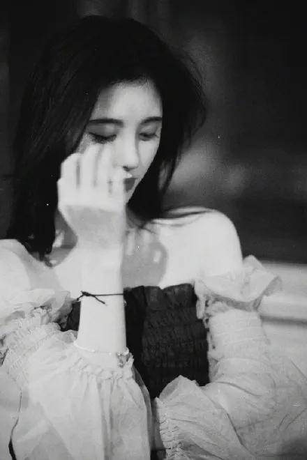 鞠婧祎穿着黑色抹胸长裙曲线吸睛雪肤娇嫩美得让人窒息