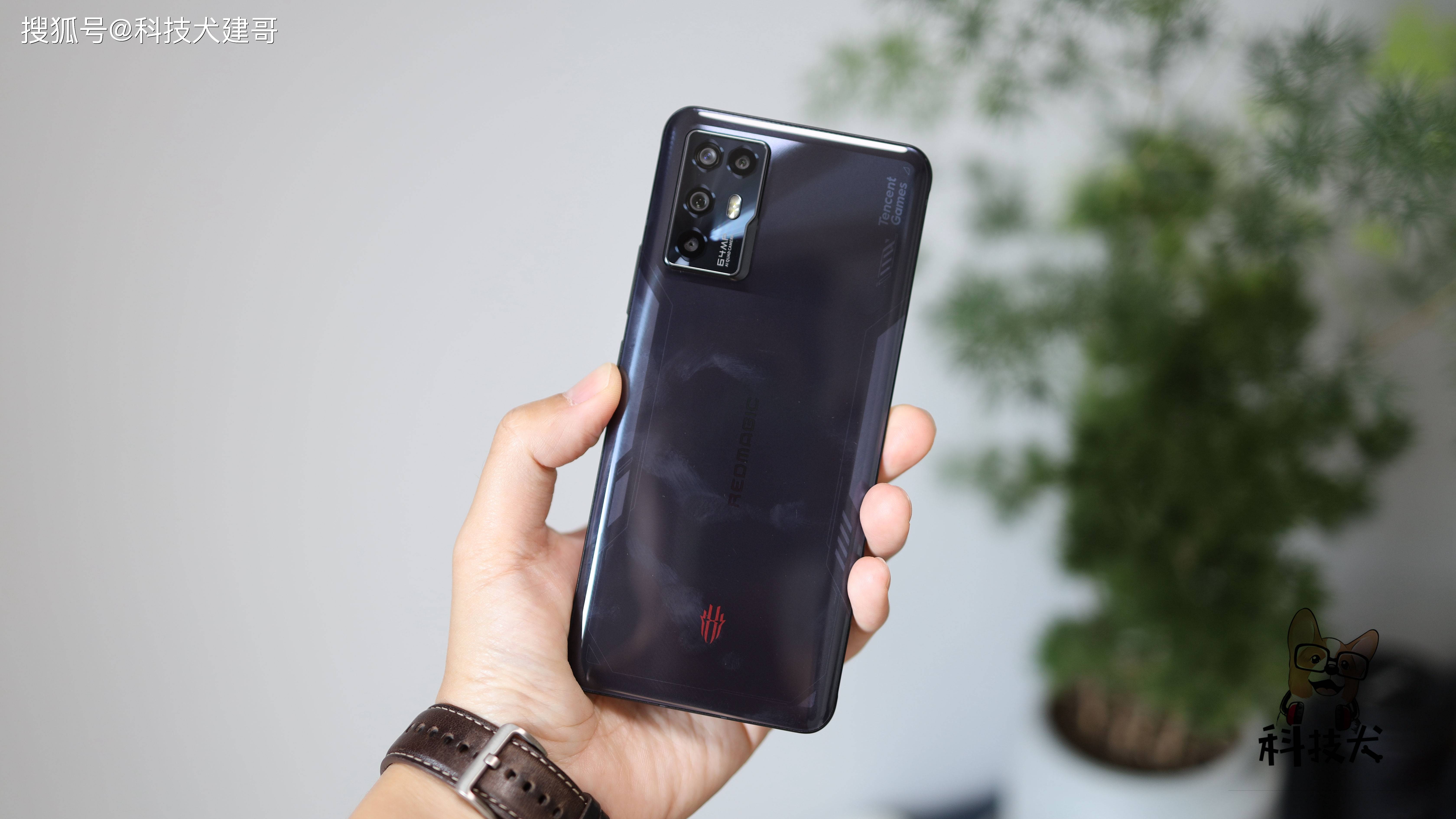 红魔6r评测极致轻薄的西装狂魔拿起它你就是电竞选手