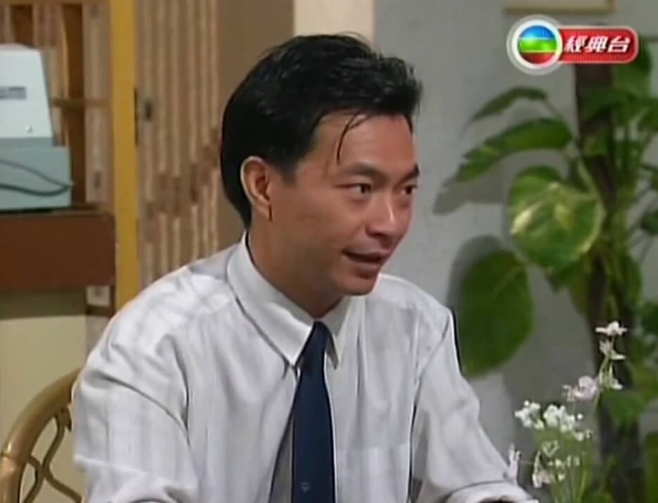 港剧《飞星寻龙》:廖伟雄不信老豆的风水学,靠自己辛苦售楼