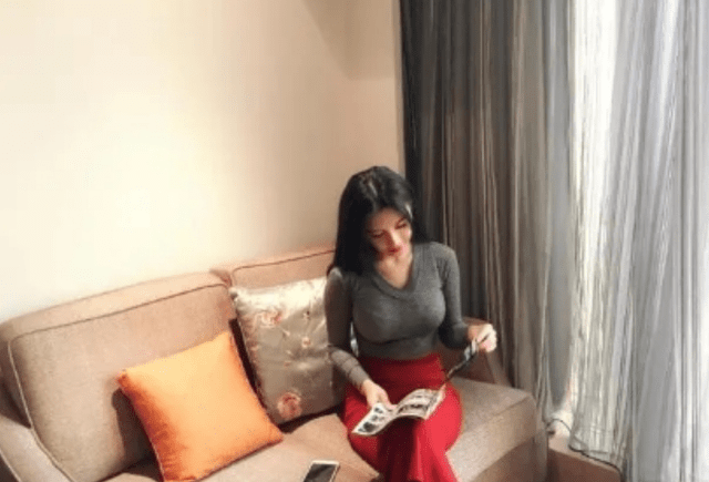 她被称为足球宝贝,因身材火辣走红,25岁开娱乐公司当董事长_樊玲