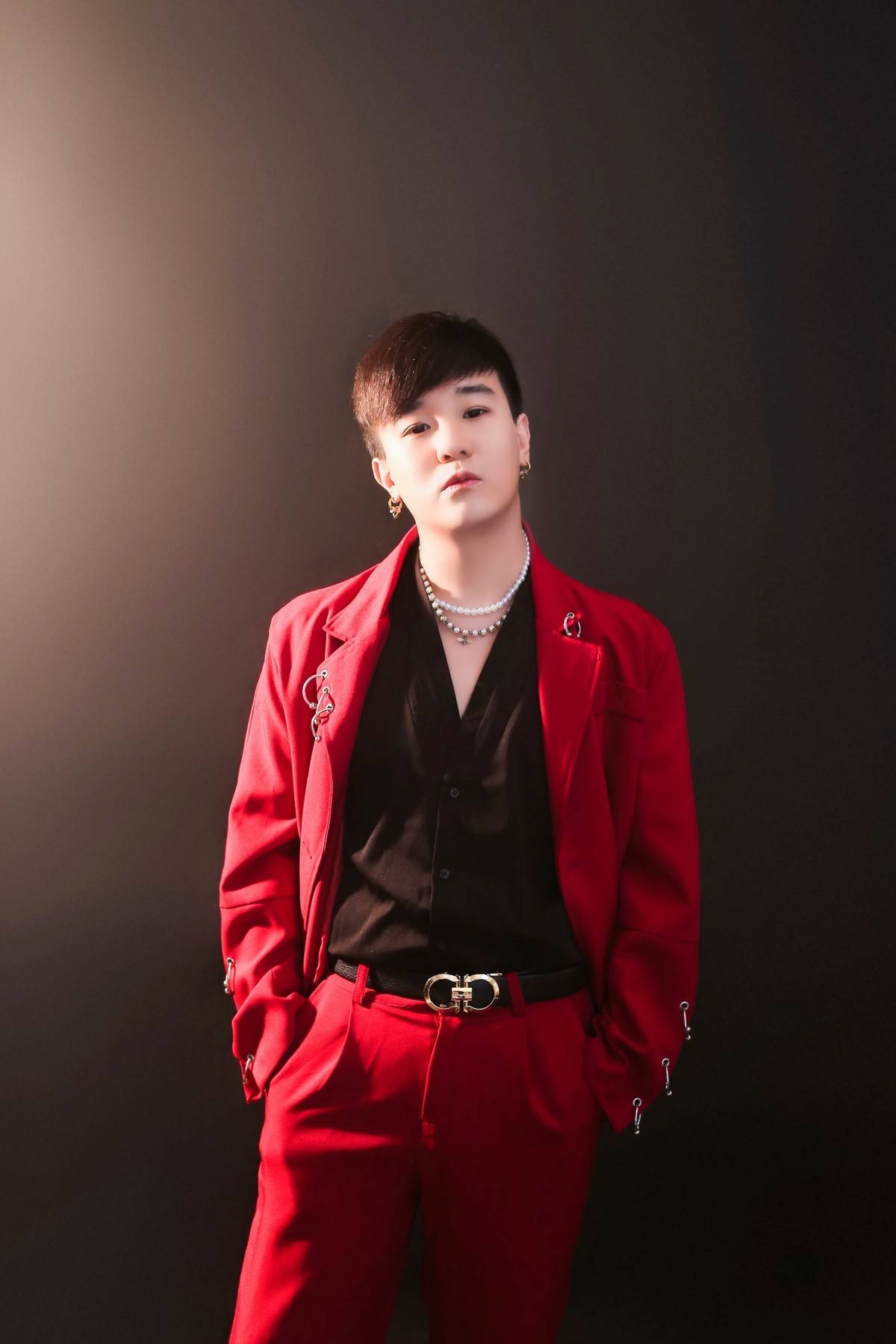 制片人夏天首支单曲《谁的夏天》上线 得到全家祝福的单曲mv婚礼现场