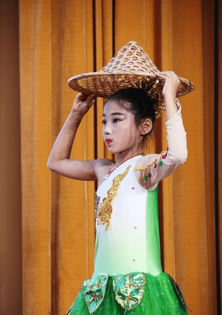 枣庄峄城区荀子学校举办金色童年快乐六一文艺汇演活动