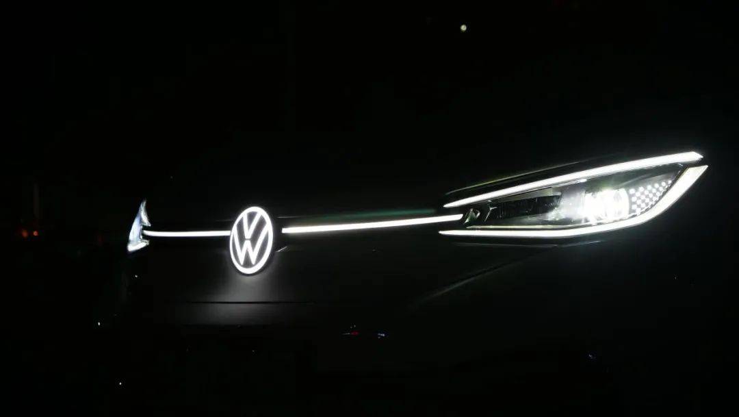 4 x面前,logo大灯,格栅灯,日间行车灯,依次点亮,前大灯由下垂姿态缓缓