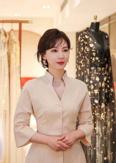 陈数真给70后长脸,穿裸色裙曲线惊艳,不装嫩气质仍出众