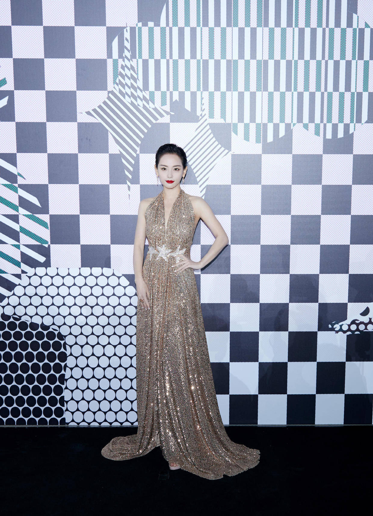 原创张嘉倪真有女王范穿亮片挂脖连衣裙潇洒帅气气场全开