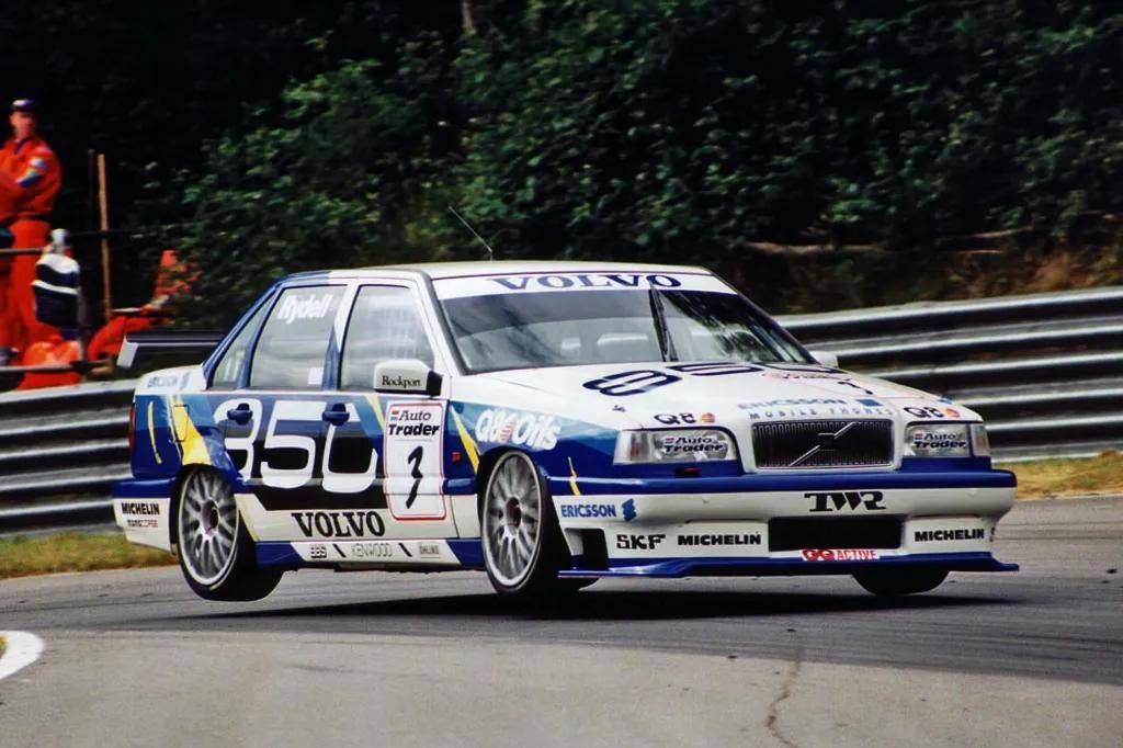 (图:常规三厢轿车版的沃尔沃850赛车)在此之后沃尔沃还推出了性能更强