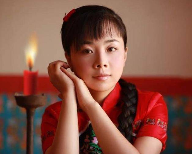 她从"草根明星"成"国家一级演员",如今放弃名利回农村生活_王二妮