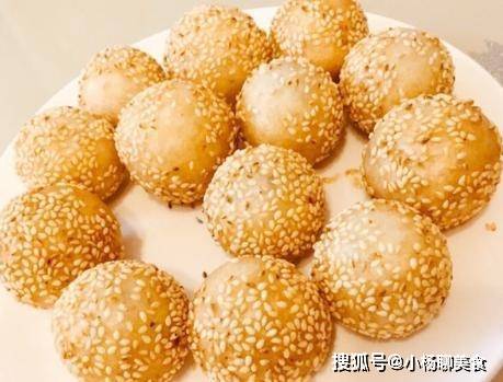 炸麻团时 用开水还是冷水 掌握1点技巧 麻团空心酥脆不开裂 面团