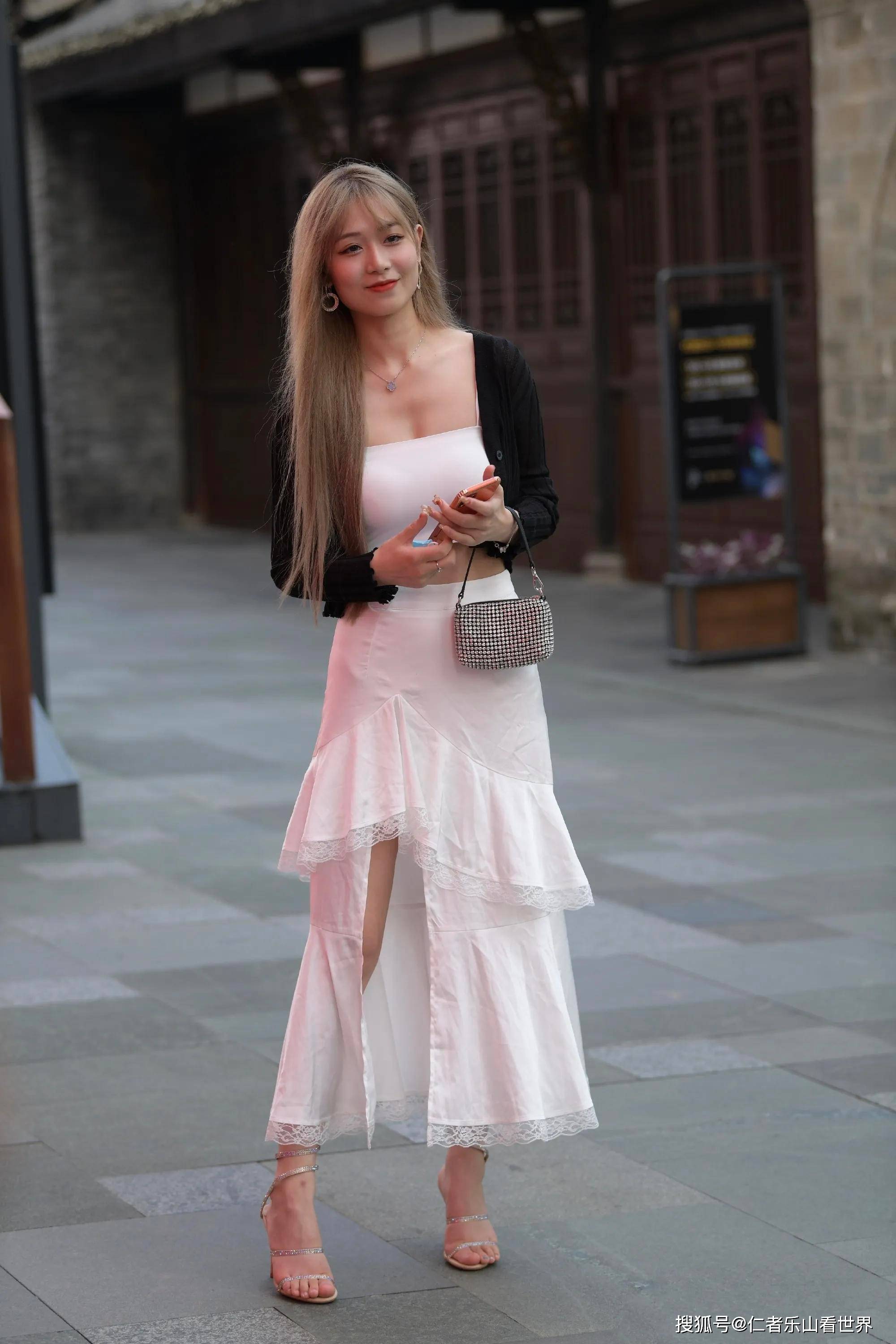 街拍:小姐姐小香风的搭配让人眼前一亮