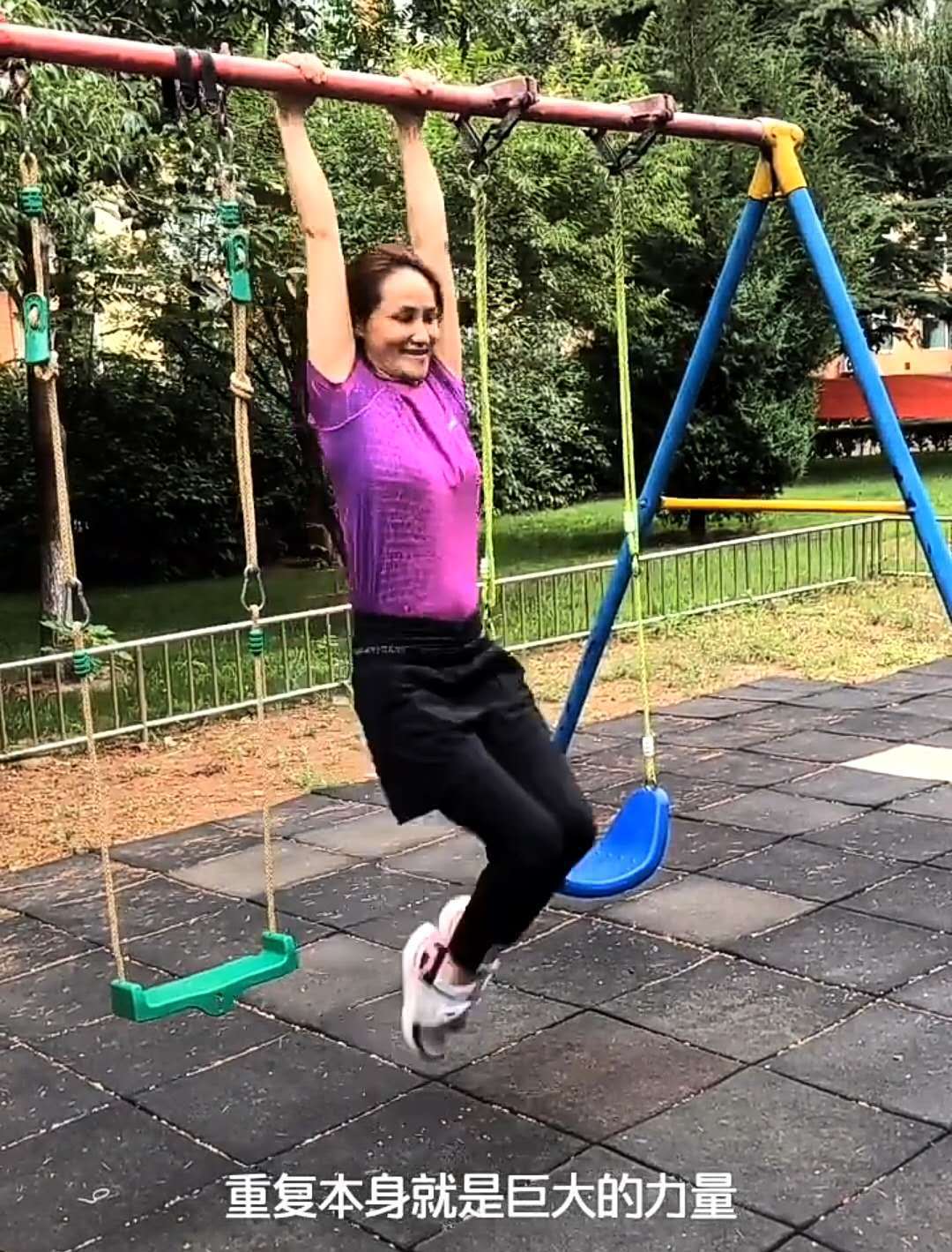 奥运冠军单杠健身,50岁仍身材傲人,180度卷曲身体不费劲_高敏