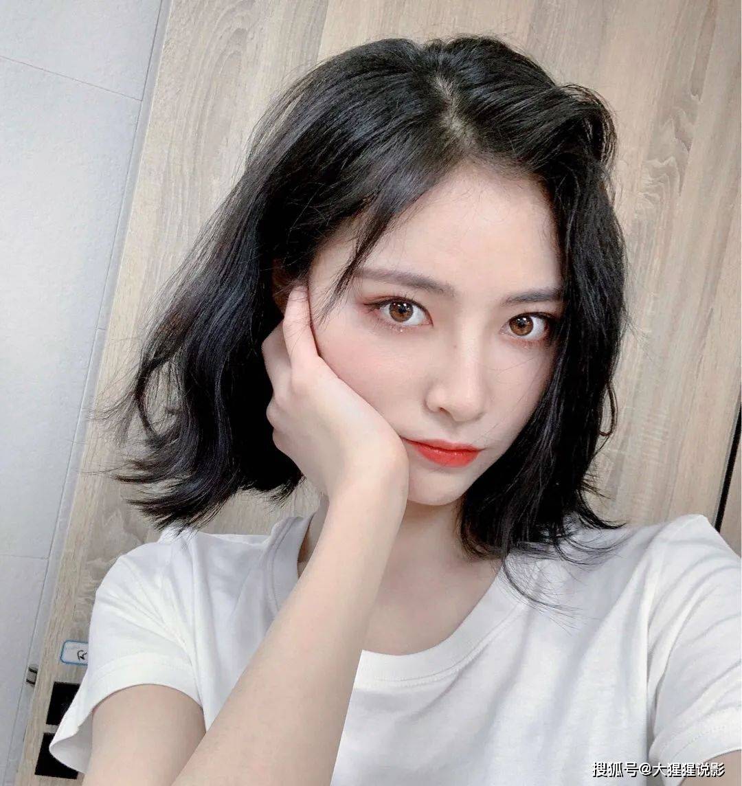 原创高圆圆,刘诗诗,周冬雨"发尾烫"外翘发型不仅拯救颜值还显气质