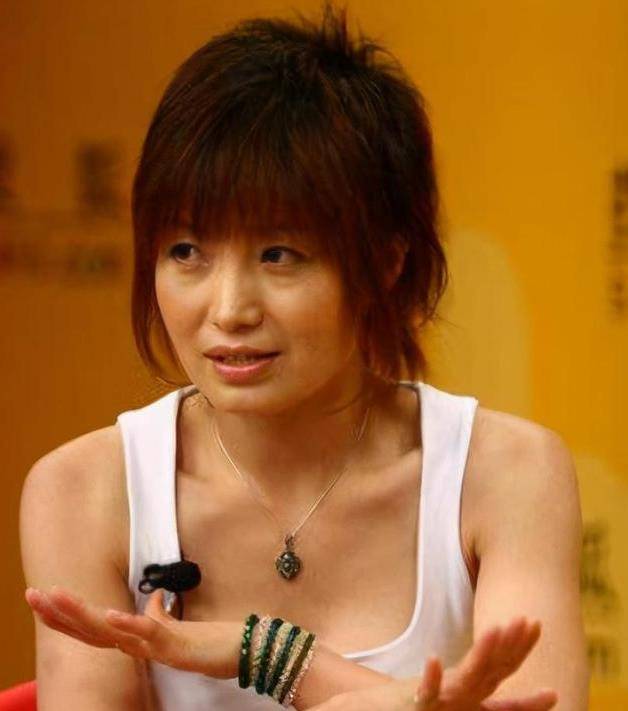 她四次登上春晚,与恩师同居怀孕被逼放弃孩子,今52岁仍孤身一人_斯琴