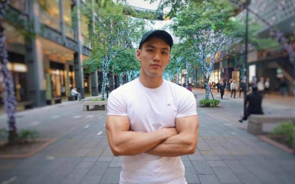 49岁赵文卓坚持健身满身肌肉线条感十足运动果然不会让人失望