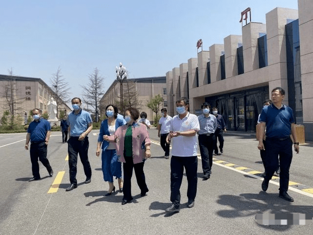 邯郸市教育局张荷红局长一行到"旭日中学"视察