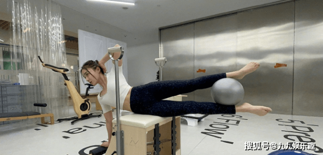 而且,后面出现了著名的a4腰,她也经常在网上分享,是因为锻炼才离开