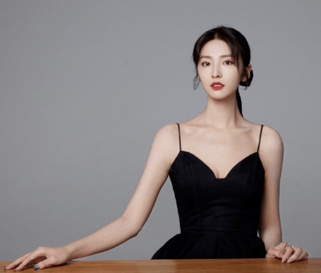 原创谁还记得微微一笑的孟逸然26岁靠身材逆袭完全变了一个样