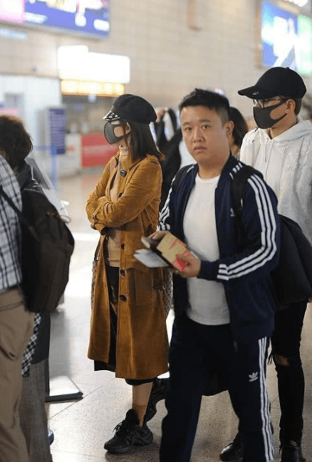 大衣固有廓形又能让体态更显挺直感,对于较为矮小女生,可以选择到大腿