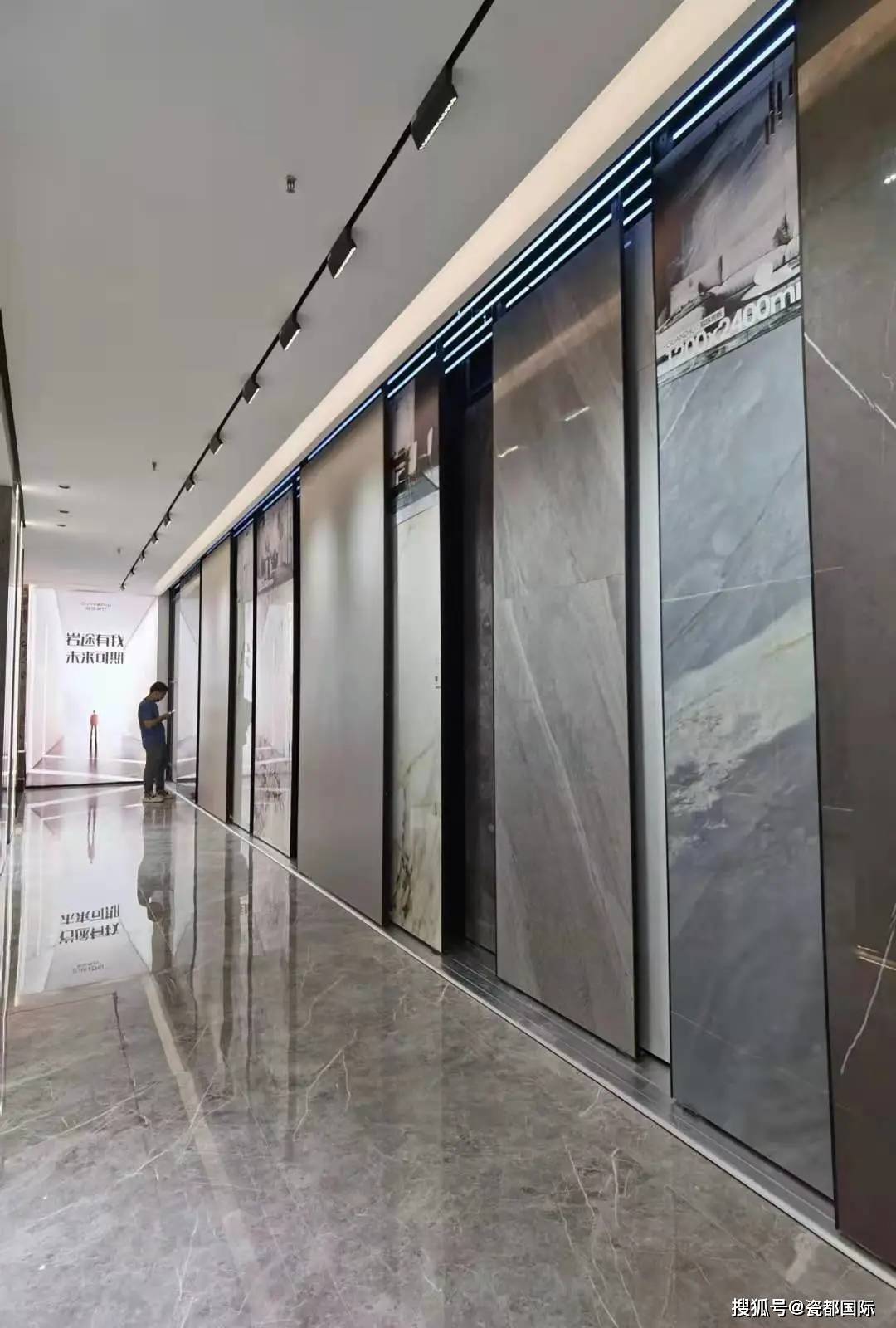 冠珠首个全岩板形象店落地江西建陶会展中心61集采品牌馆